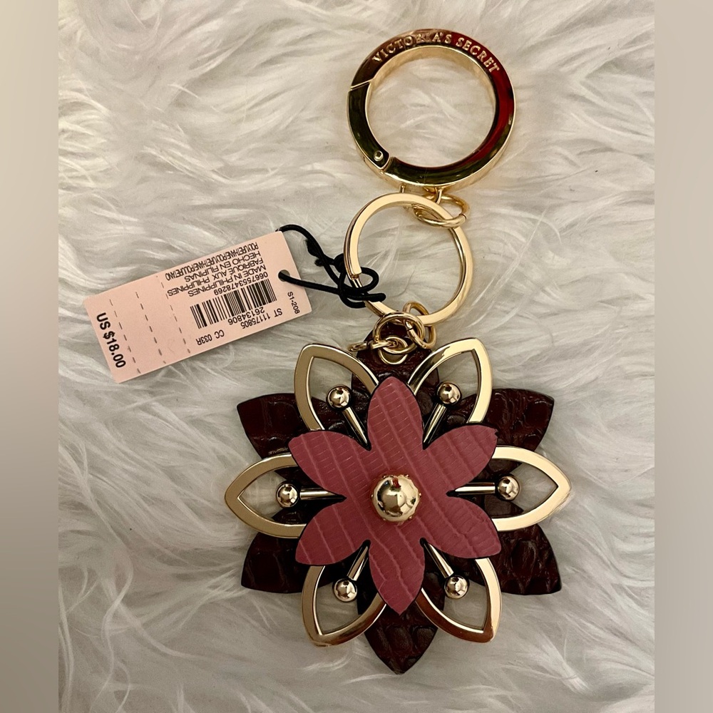 NWT MSRP $18 Victoria’s Secret Flower Keychain